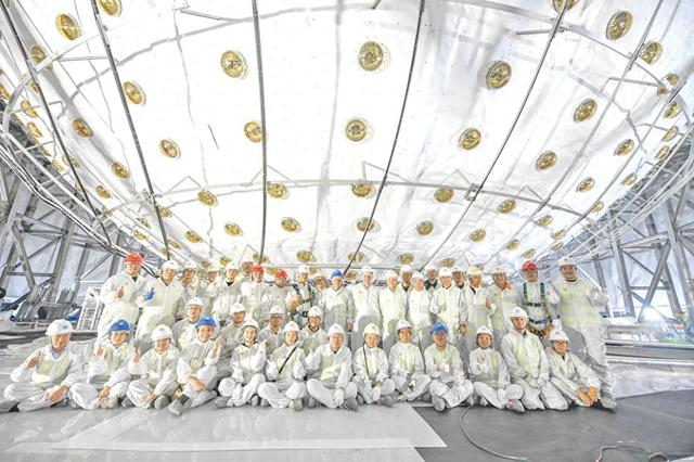 2024年12月，JUNO安装工作收尾阶段中外科学家合影。（受访者供图）