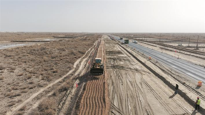 航拍的G217线沙雅至阿拉尔公路项目第五合同段路基施工现场（资料图片）。魏新茹 摄