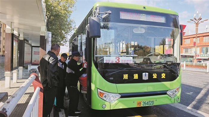10月17日，在六师五家渠市一中公交站，乘客有序登上新能源公交车。兵团日报全媒体记者 段若冰 通讯员 杜仪 摄