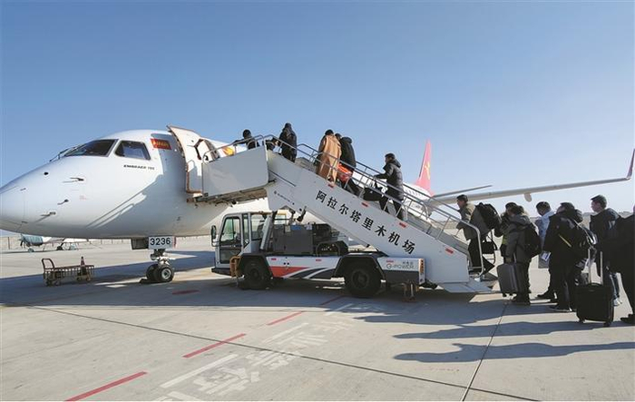 旅客在阿拉尔塔里木机场有序登机。目前，该机场已开通15条航线，通达疆内外19座城市（资料图片）。 胡彩艳 摄
