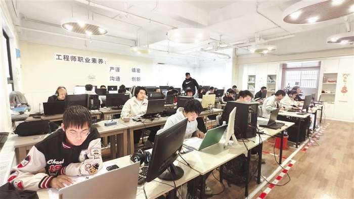 凯里数智产业园里，工作人员操作电脑进行数据标注等作业。 本报记者 吴运镇 摄