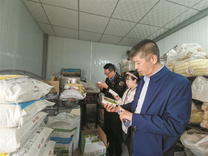 十一师食药监局工作人员在项目工地进行食品安全检查（资料图片）。 祖路比亚·阿布都 摄