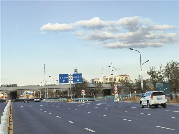 10月23日，十二师初心路与乌昌快速路互通匝道上，车辆顺畅通行，职工群众往返乌昌两地更加便捷。 兵团日报常驻记者 冯晓玲 摄