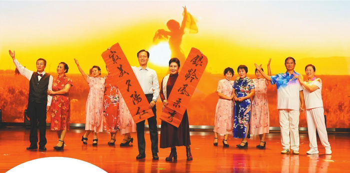 大连市“敬老月”活动现场，老年人上台表演节目。 省民政厅供图