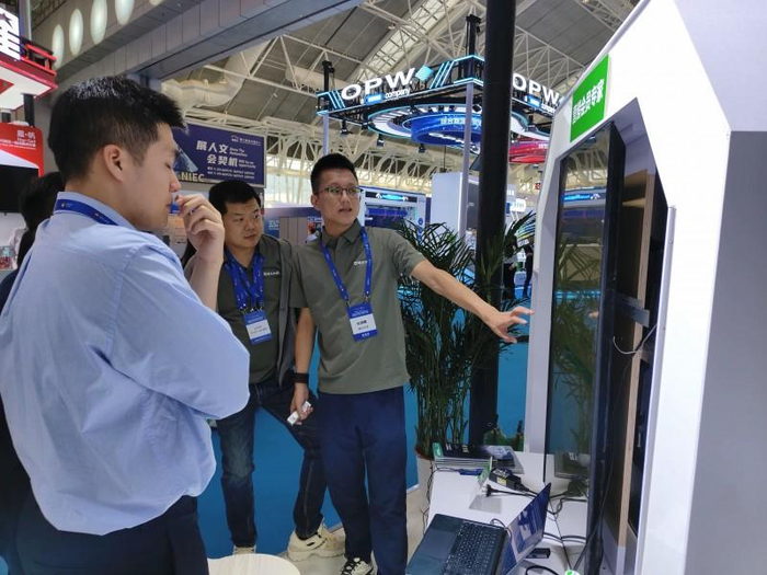 图注：喂车科技展台营销会员专家数字员工讲解现场