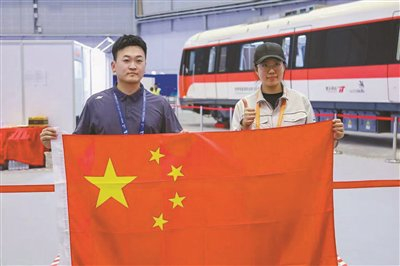 何晓嫚（右）与教练赵禹淏