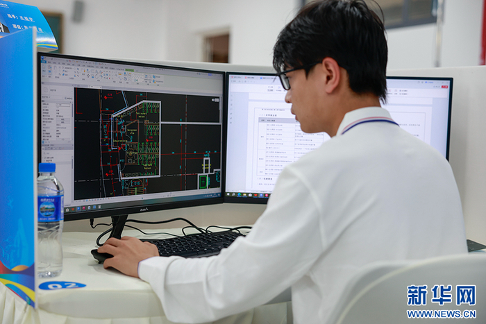 数字建造项目中，参赛选手操作建筑信息模型软件（10月27日摄）。新华网发（徐华陵 摄）