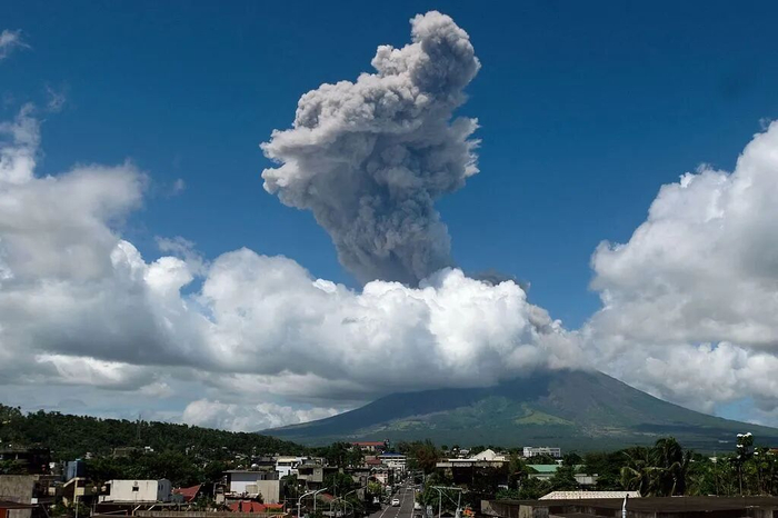 当地时间10月30日，菲律宾马荣火山喷发，浓烟升腾至空中。视觉中国
