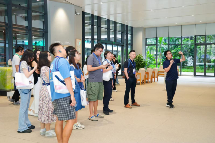 学员认真了解企业发展历程