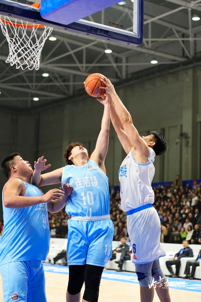 篮下争锋（图片来源：内蒙古篮球协会）