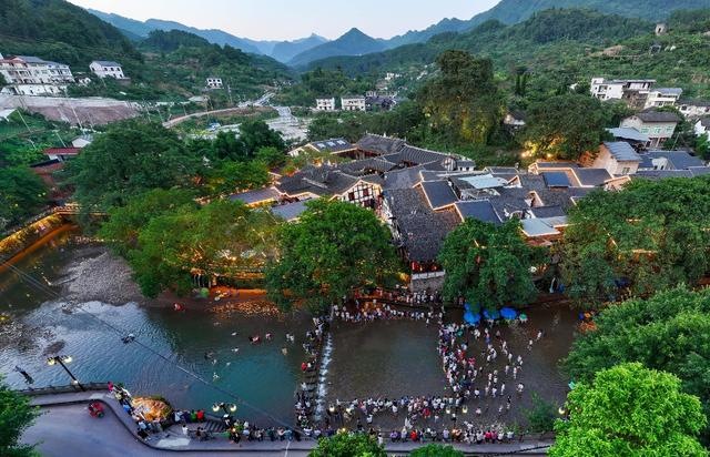 游人在偏岩古镇游玩。北碚区委宣传部供图