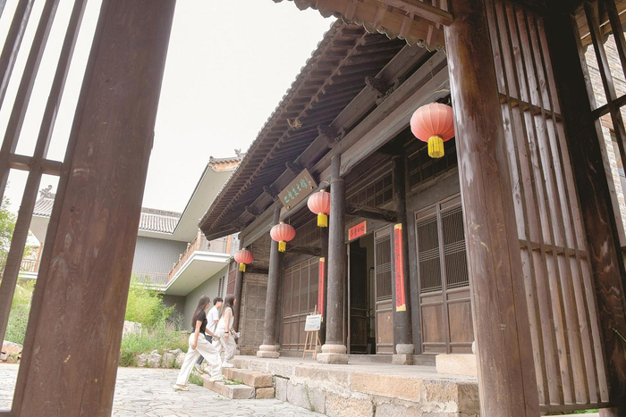   观众漫步展区，驻足欣赏摄影作品。（记者王少杰摄）