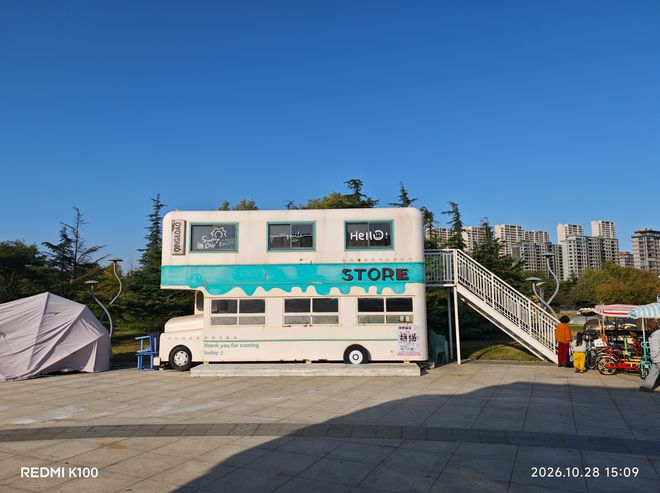 放大以后，车身上的细节能看清，海报上的小字也勉强可以辨认，整体解析力也是不错的。
