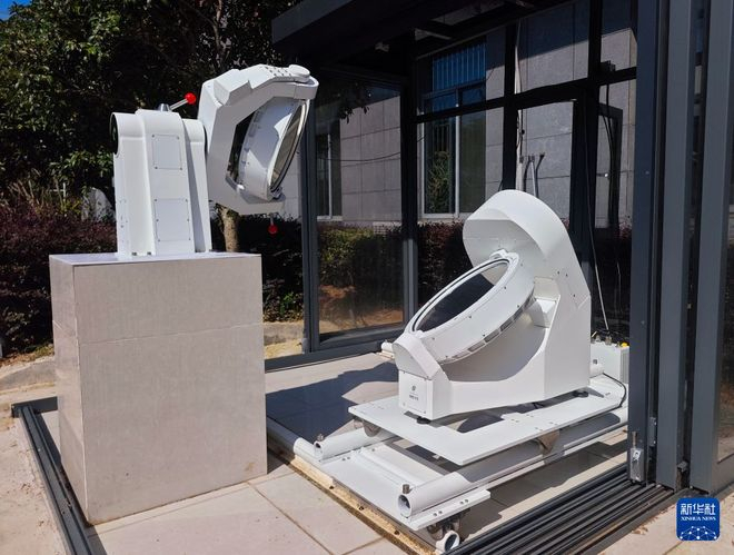 这是南京大学天文与空间科学学院研制的定天镜，为“羲和二号”相关载荷地面测试提供定标服务。新华社记者夏鹏 摄