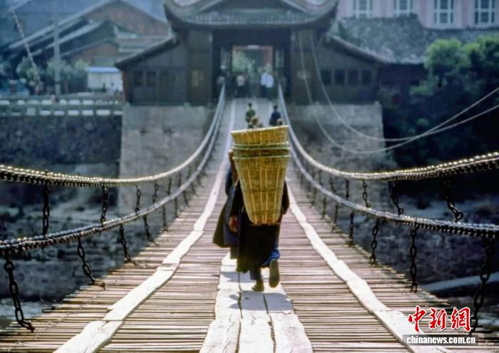  1985年，魏华德在第一次重走长征路时拍摄的泸定桥。 受访者供图