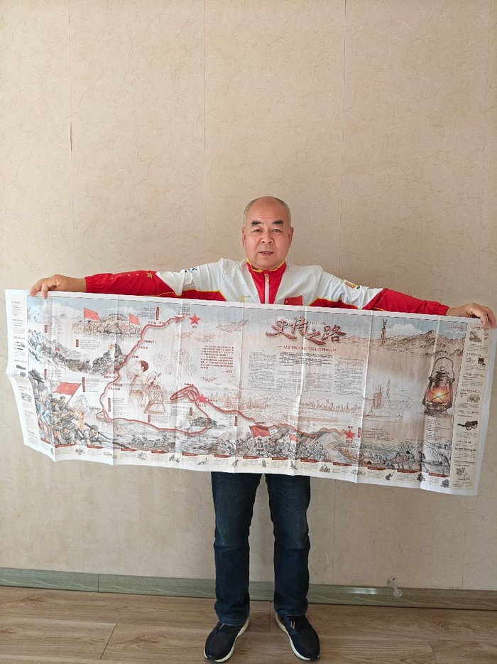 包头“雷锋展馆”馆长申雨林手持《史诗之路》特刊