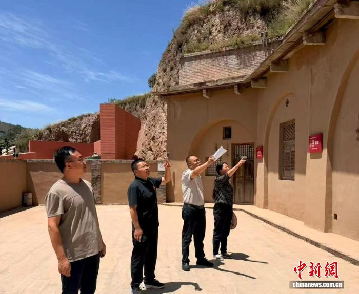 图为文保人员对革命旧址进行定期巡查检查。吴起县文物保护中心供图