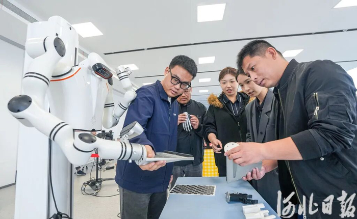 10月14日，雄安人工智能实训基地，技术人员正在进行机器人实训教学。