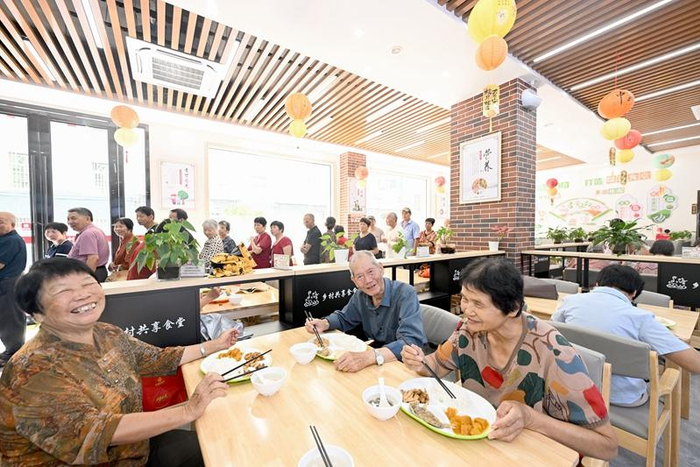 老年人满脸幸福地享用长者食堂的美食。