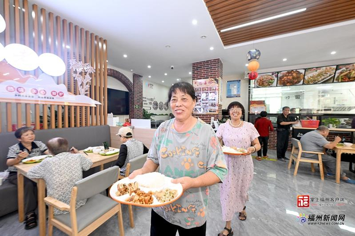 村民幸福地端着饭菜。