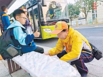 文明引导员整理坐垫。受访者 供图