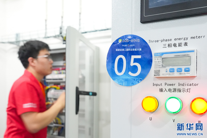   10月30日，电气装置项目比赛现场，选手在调试设备。新华网 肖和勇 摄