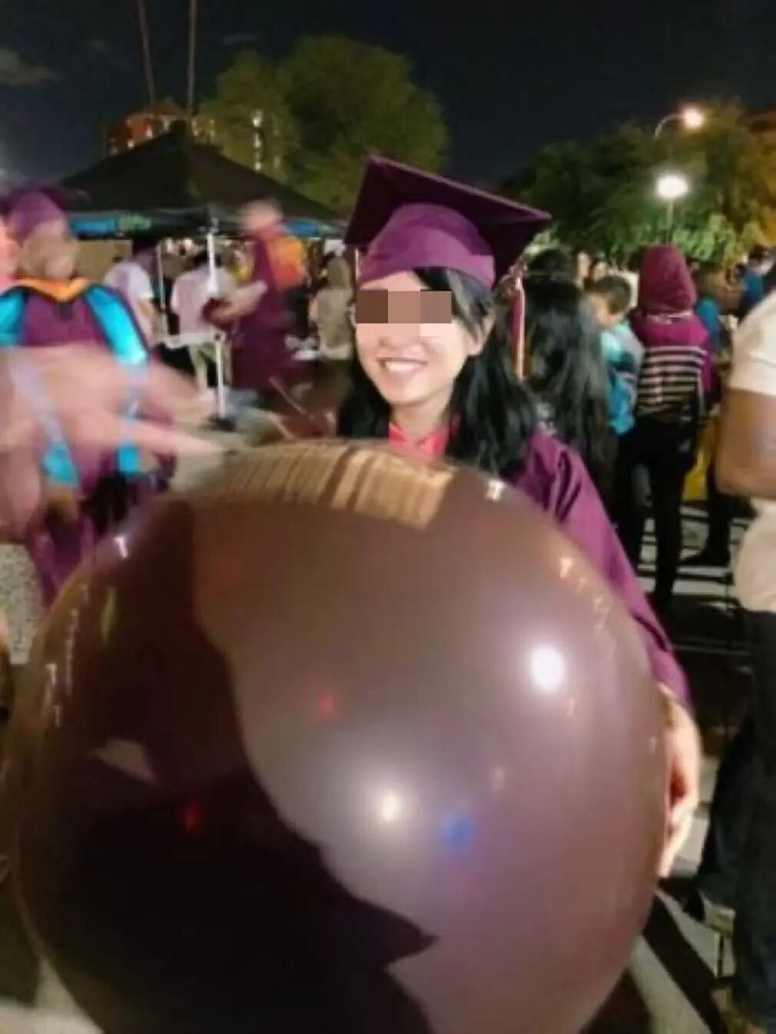 2019年5月，万博雯参加美国亚利桑那州立大学毕业典礼。图/起诉书