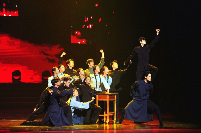 学生在“强国复兴有我”首都高校新生教育主题“大思政课”上演出舞台剧《我们的课堂》