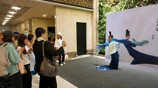 人们在舞蹈诗剧《只此青绿》台湾首演现场拍照留念。图源：新华社