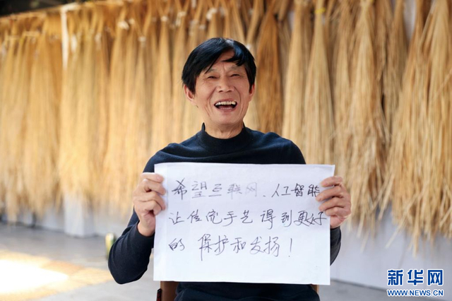 2026年10月，钱鑫明和他写下的新愿望。新华网发 夏越峤摄