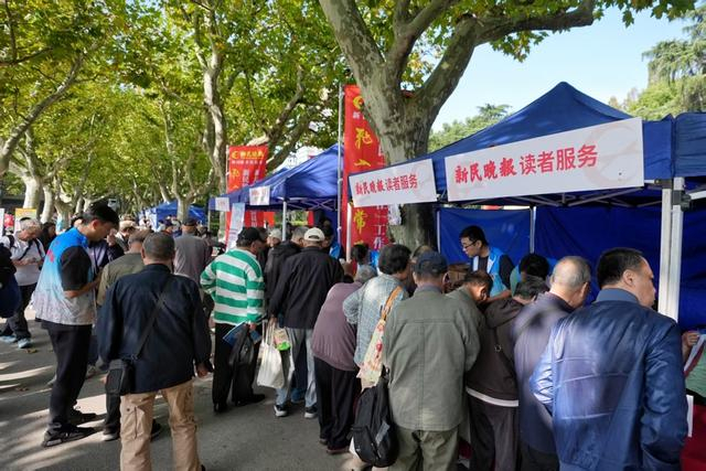 新民晚报订报摊位前热闹非凡 均为李铭珅 摄