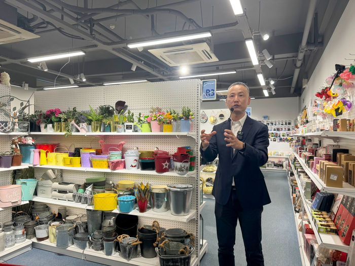 宁波思逸倍欣进出口有限公司董事长李斌介绍公司产品（央广网记者  陈金莲  摄）