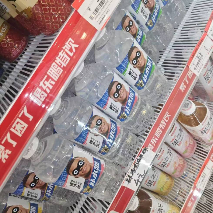 某超市中被贴纸遮盖的姆巴佩头像
