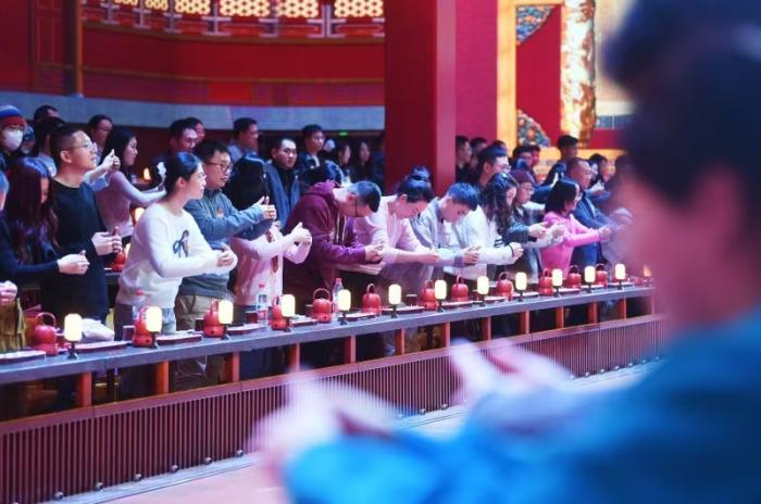 来自各行各业的330名单身青年齐聚一堂，在沉浸式国风雅集中开启了一场充满中式浪漫的交友盛会。图为青年们行古礼识新知。