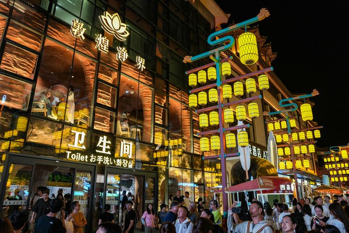   6月12日，游客在敦煌净界参观体验。新华社记者 郎兵兵 摄