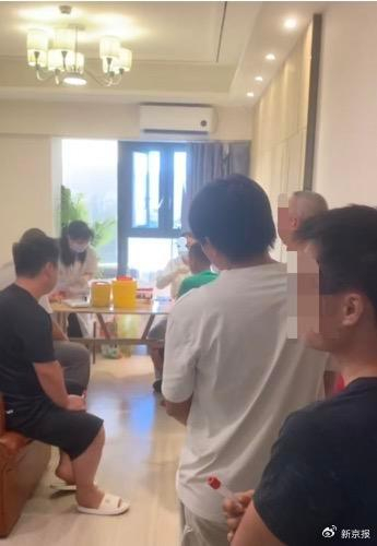 工人等待采血。 受访者供图