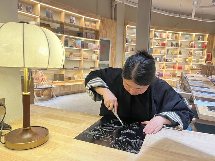   2025年3月24日，王婕在雕刻锲金画。新华社记者 张玉洁 摄