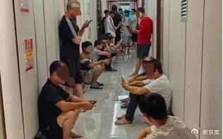 小区楼道中的工人。 受访者供图