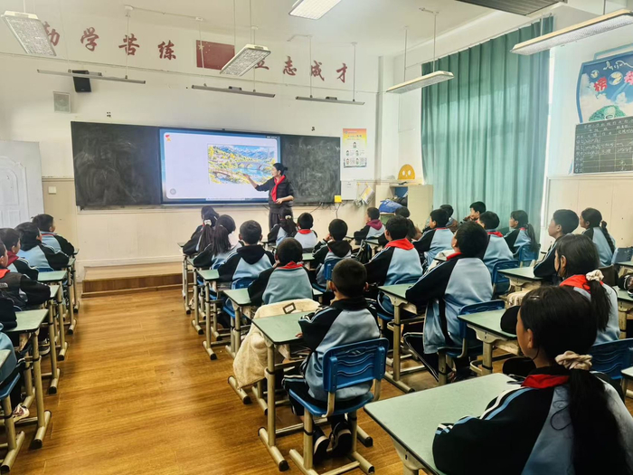 送教队伍将长征主题队课与其他优质素质教育课程送到当地青少年身边。共青团四川省委供图