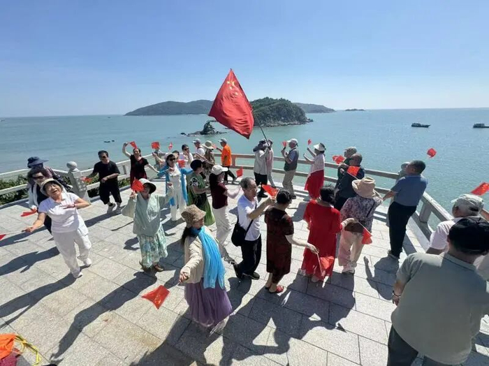 ▲自10月8日以来，川岛镇已累计接待“候鸟”团队113个，接待游客近5000人次。