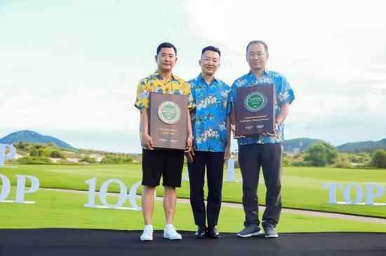榆林沙漠高尔夫球场副总经理贾文斌（左）领奖&nbsp; 上海揽海高尔夫俱乐部副总经理张洪泽（右）领奖