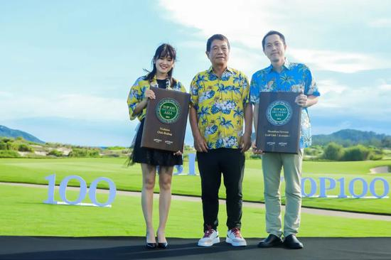 北京尼克劳斯俱乐部业主代表王薇雅（左）领奖&nbsp; 深圳正中高尔夫俱乐部总经理孔维东（右）领奖