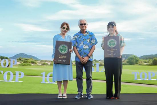 迪拜旅游局驻北京代表处秦雪（右）代迪拜朱美拉球场领奖&nbsp; 新加坡评委 Ruya Chen （左）代印尼哥打柏迈球场领奖