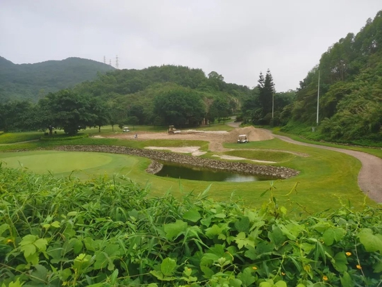 南沙球会山场11号果岭， 为节省投资，仅改造原果岭区域，周边的沙坑、边坡都不做修改。