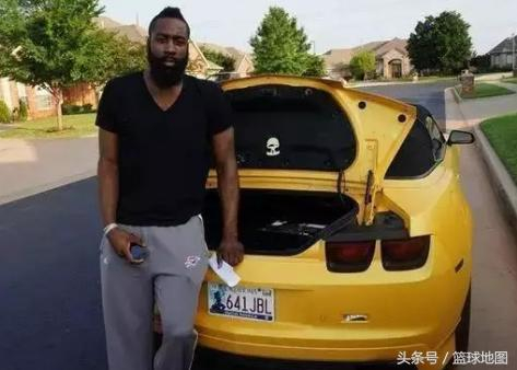 对于哈登来说，他最爱的豪车当属劳斯莱斯，他的这台幻影价值39万美元，无论在哪里都会很吸引人的眼球。