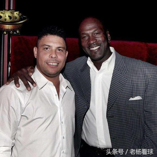  当足球巨星罗纳尔多与NBA邓肯合照时，邓肯与大罗互换球衣，罗纳尔多是不是翘着脚呢？乔丹和罗纳尔多退役后是不是都发福了！