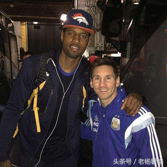 欧洲足球先生和世界足球先生“梅西”与NBA小皇帝“詹姆斯”合照，也体现出了他小鸟依人的画面，在保罗乔治面前也是这样！