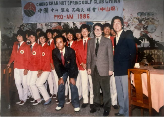 霍震霆（右二）在1986年中山杯和队员合影