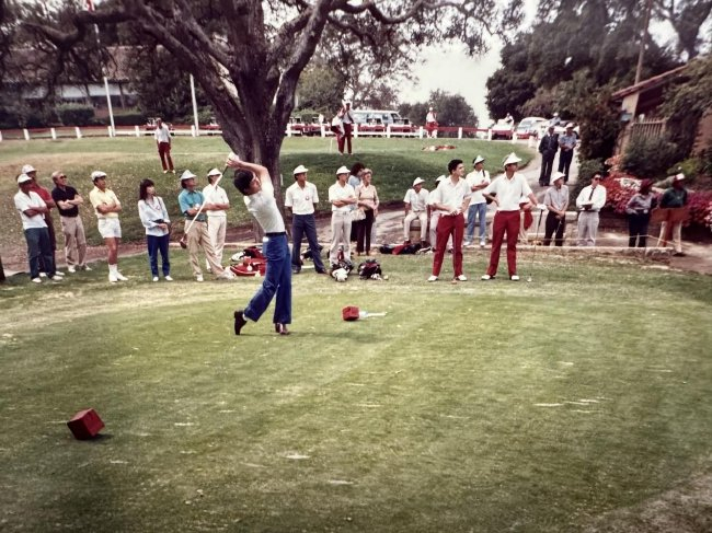 郑文根在与斯坦福大学校队比赛中开球