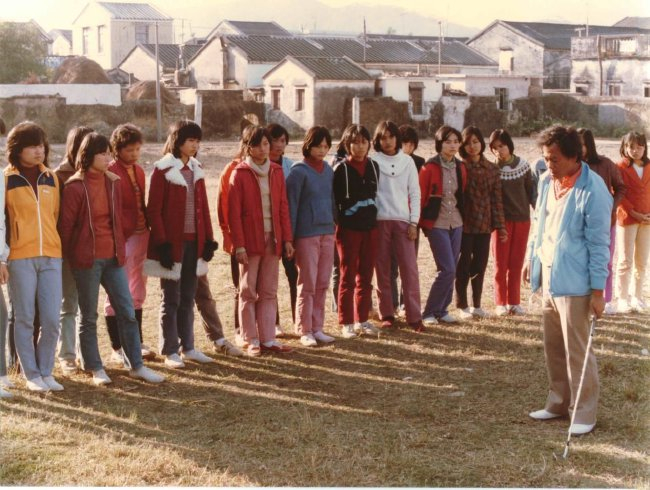 邓树泉为同学们作念示范